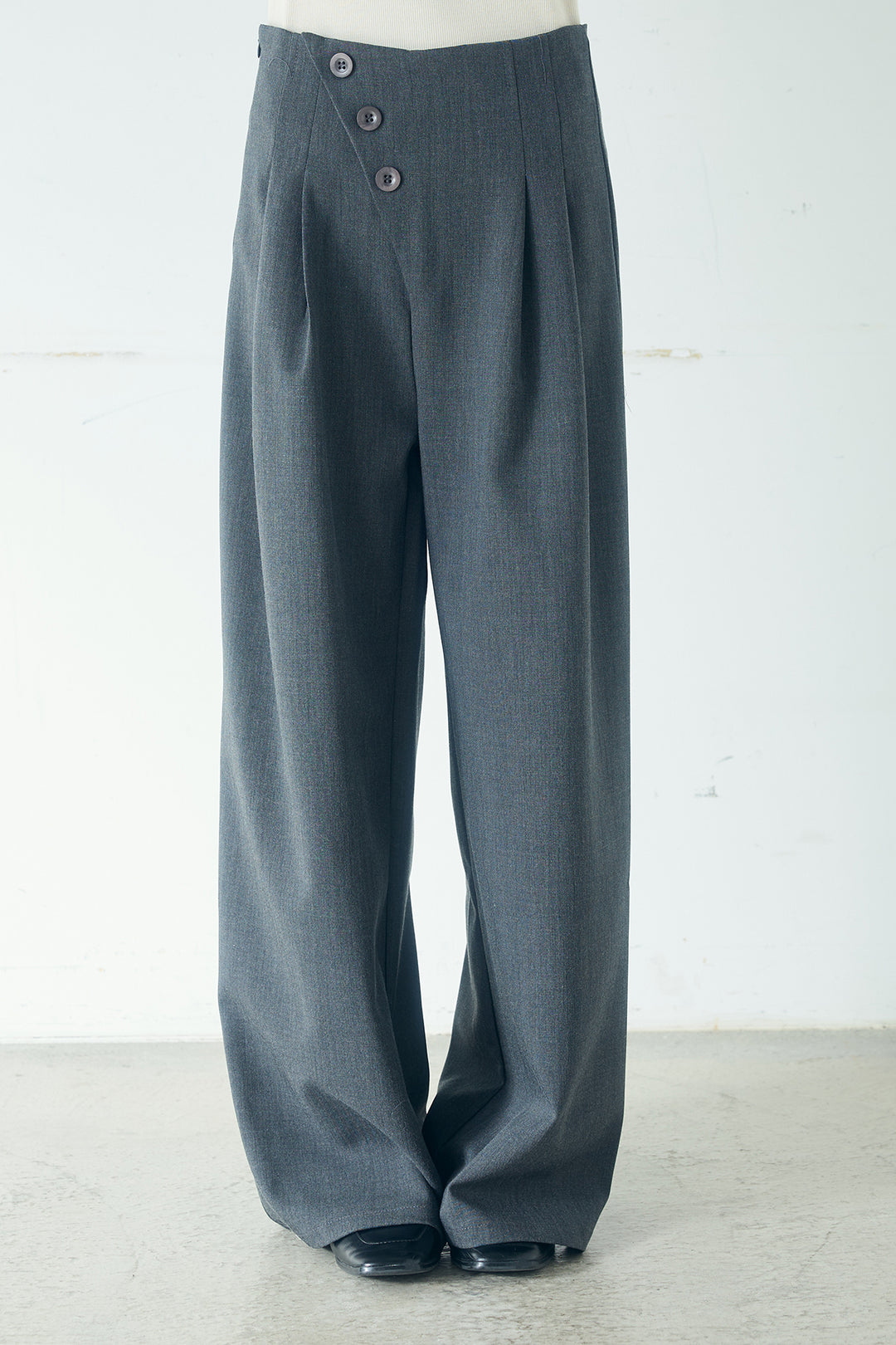 [SET]ノーカラーフロントギャザージップアウター+斜めボタンタック入りスラックス+ブロード切り替えぺプラムタンク(3set)