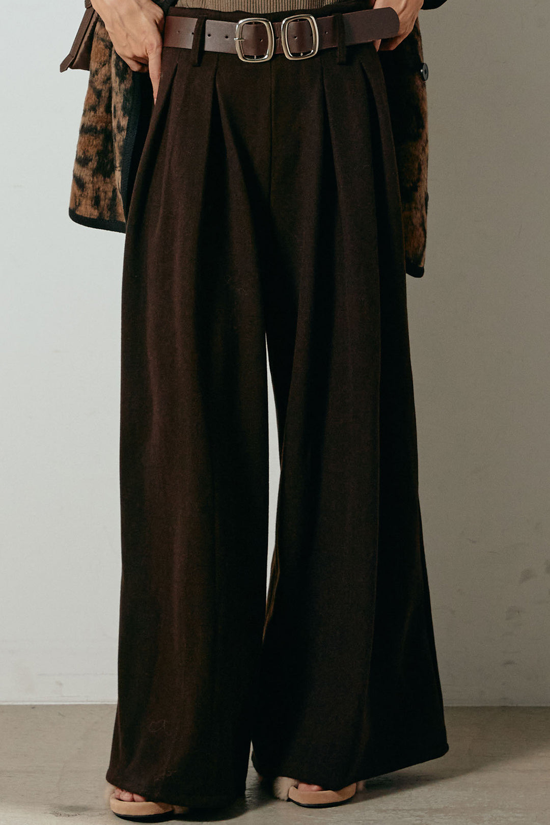 フェイクレザー太ベルト付きタックワイドパンツ