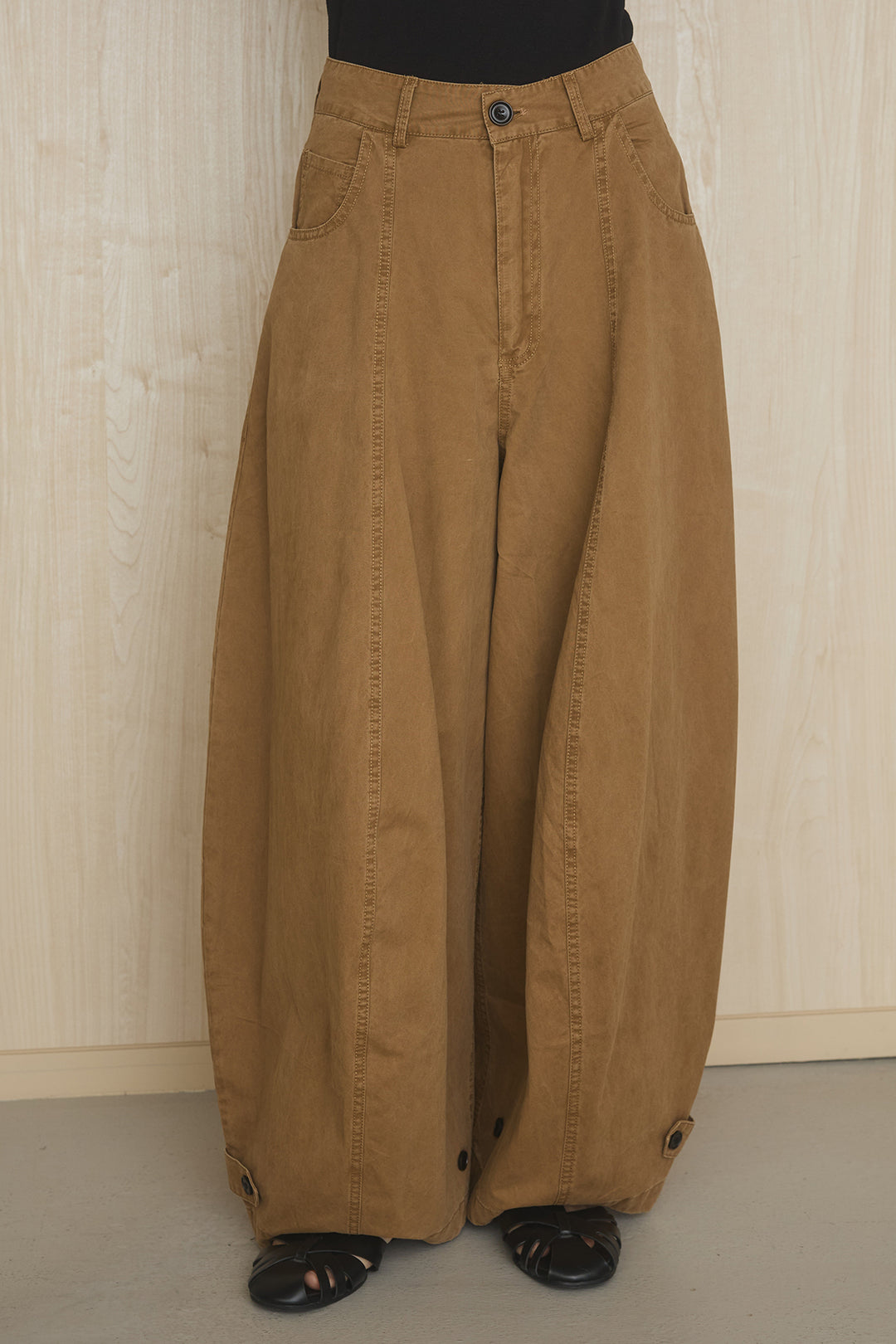 裾ボタン付きバレルパンツ