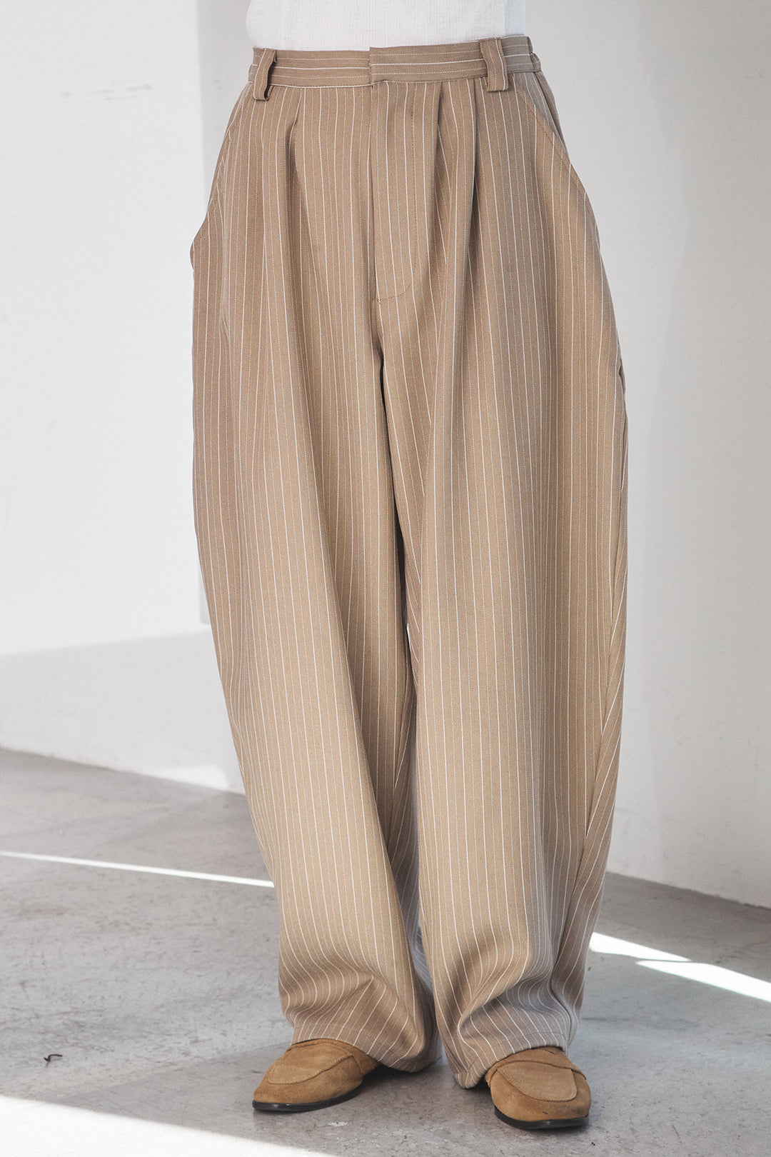 [SET]ビッグロゴHRU袖ボリュームトップス+リブシアークルーネック長袖トップス+ヘリンボーンストライプツータックパンツ(3set)