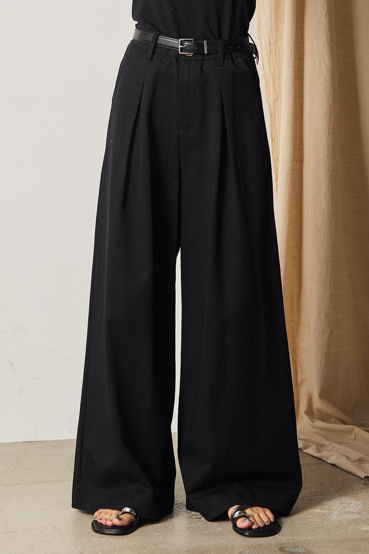 フェイクレザーベルト付きタックワイドパンツ