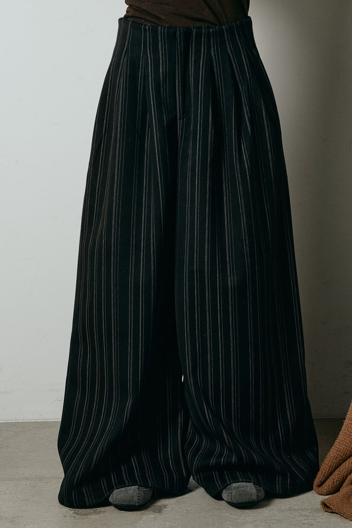 タック入りマルチストライプ柄ワイドパンツ