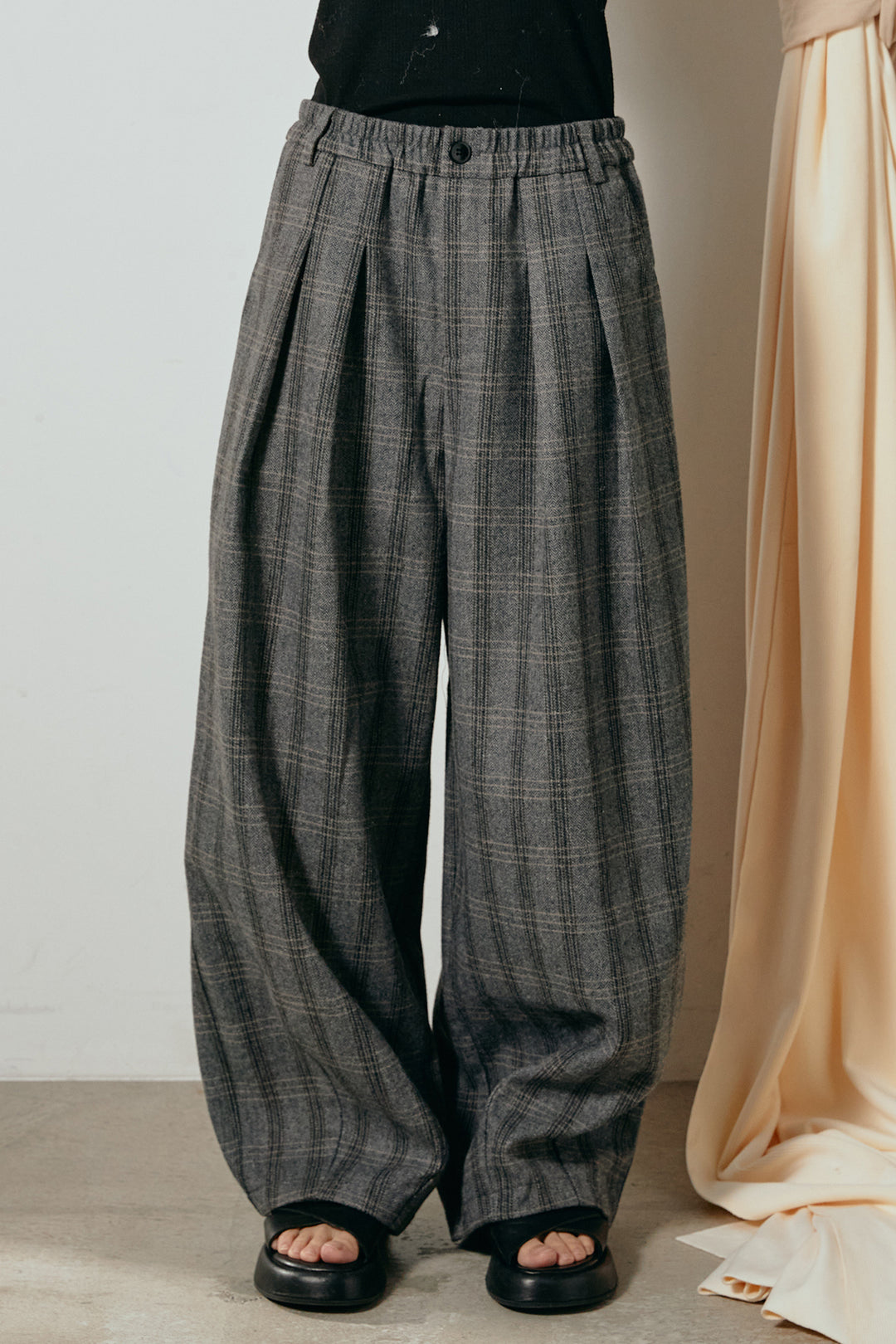 タータンチェック柄タックパンツ