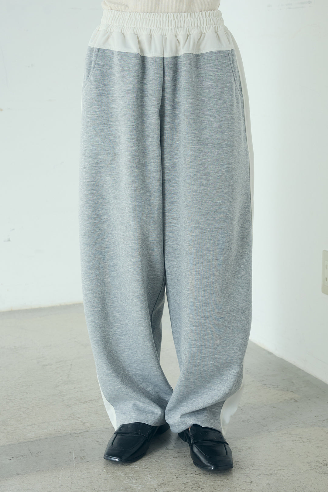 [SET]ネックギャザーフリルスウェット+異素材切り替えスウェットパンツ(2set)
