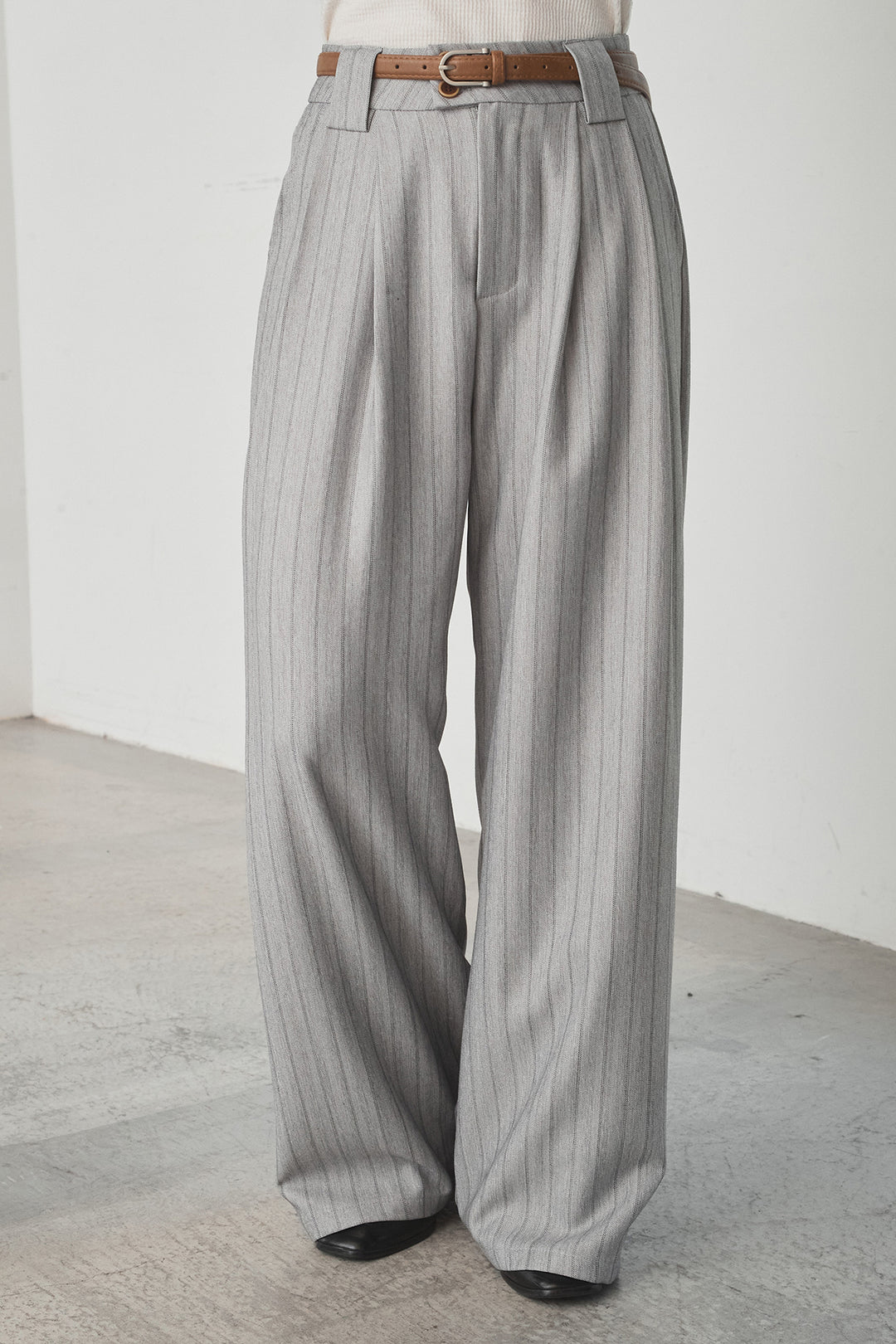 細ベルト付きピンストライプワイドパンツ