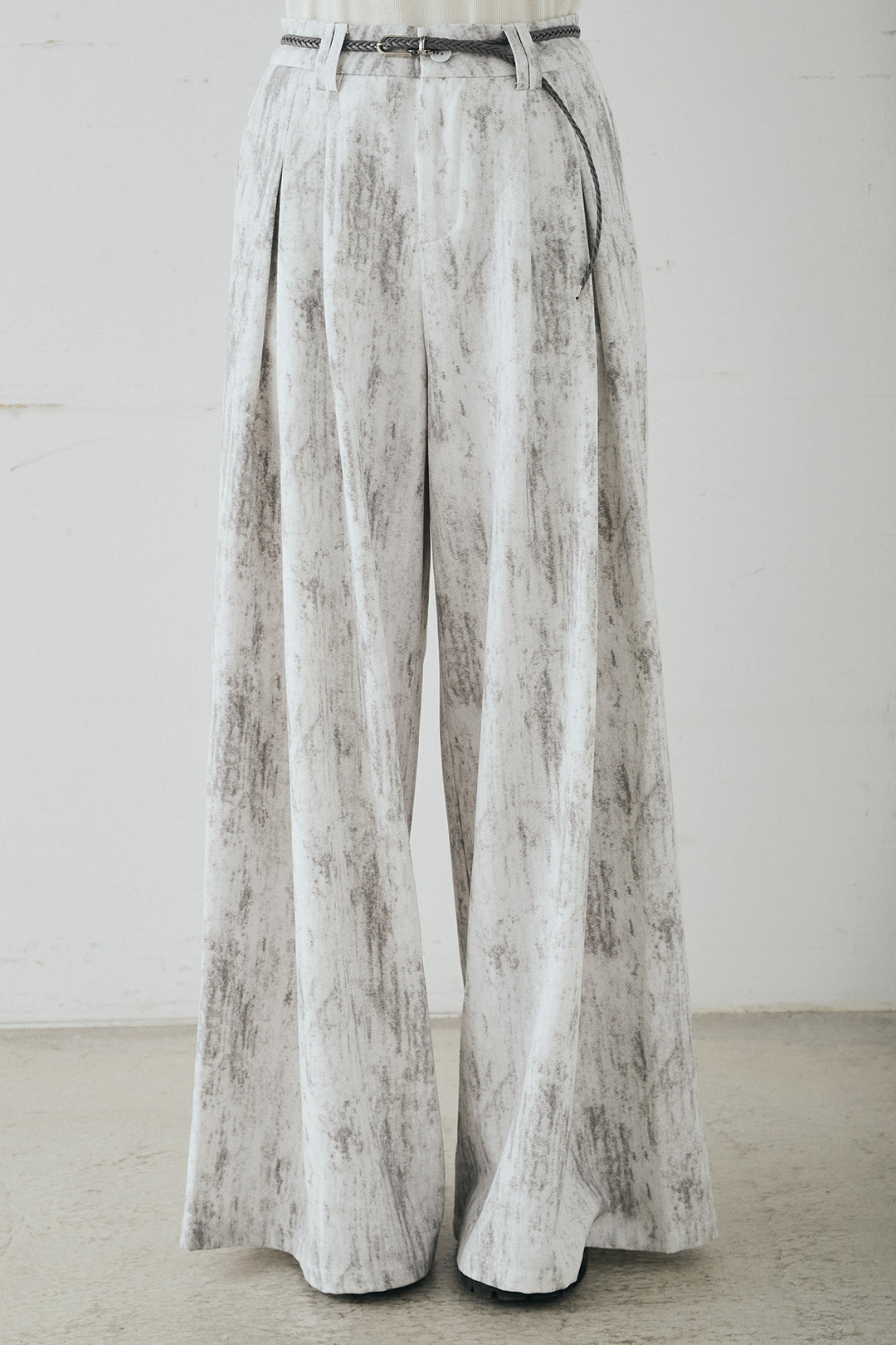 紐ベルト付きかすれ柄ワイドスラックス