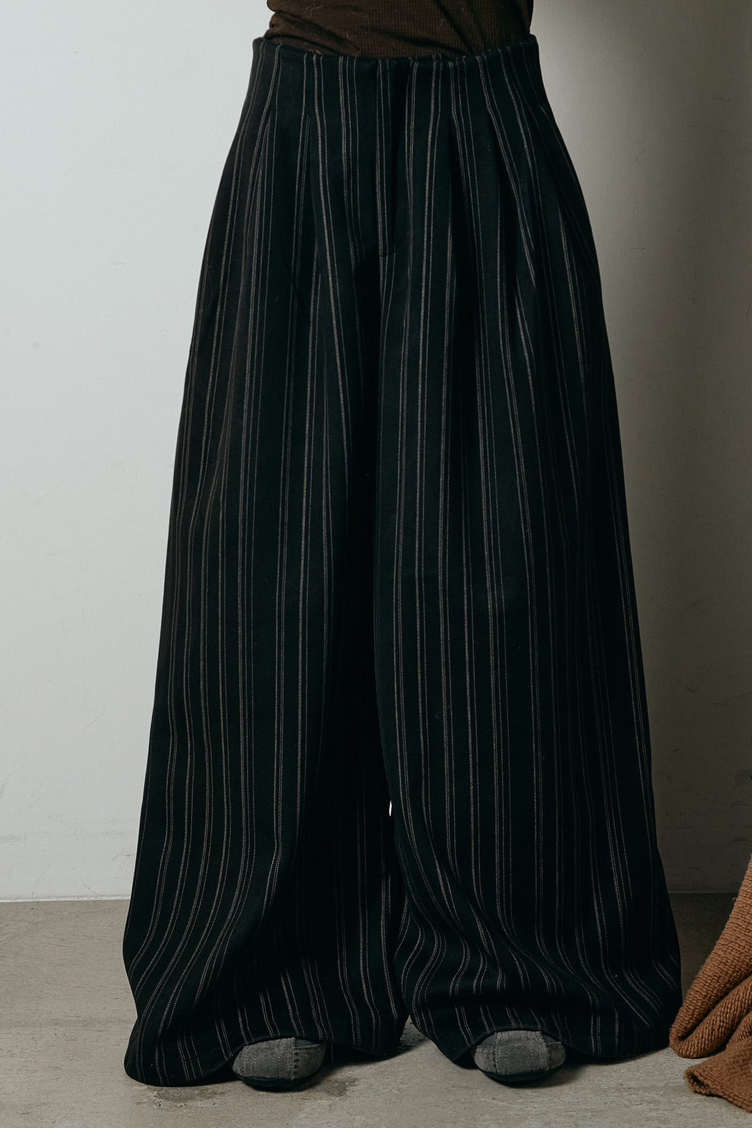 [SET]ネック巻きデザインニットトップス+タック入りマルチストライプ柄ワイドパンツ(2set)