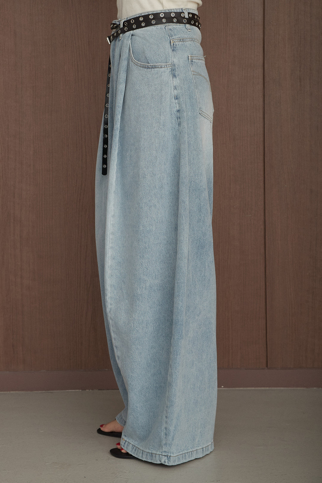 ロングベルト付きツータックバレルパンツ