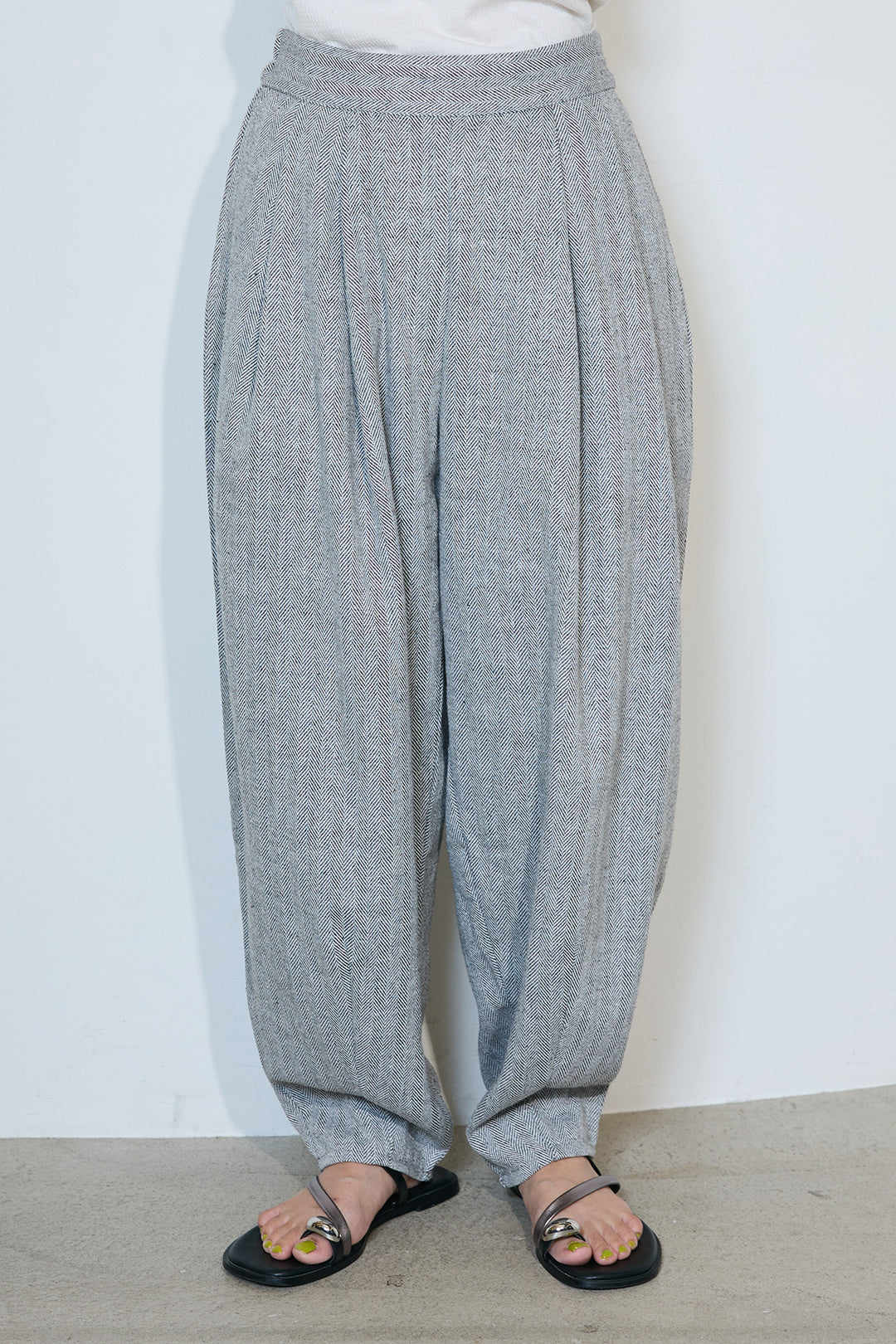 【155cmモデル着用】ヘリンボーンタックパンツ