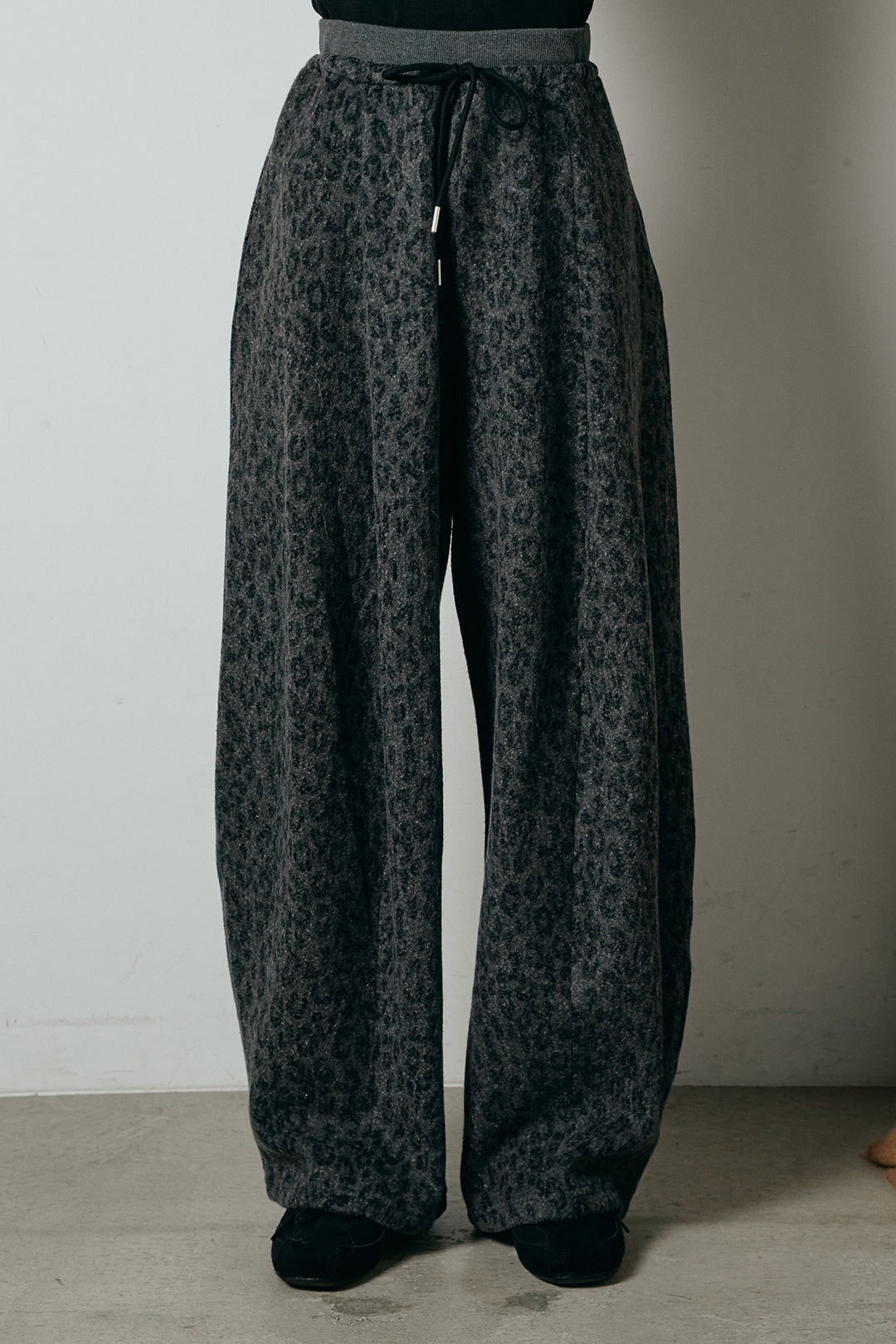 [SET]メタル釦衿付きニットカーディガン+リラックスレオパード柄ワイドパンツ(2set)