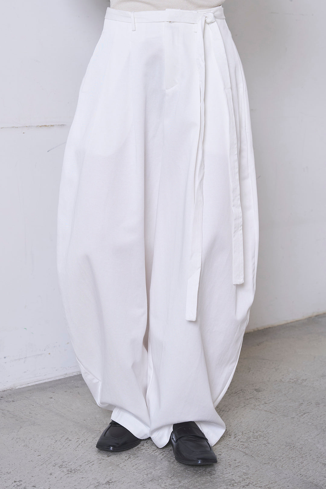 紐ベルト付きカーブワイドパンツ