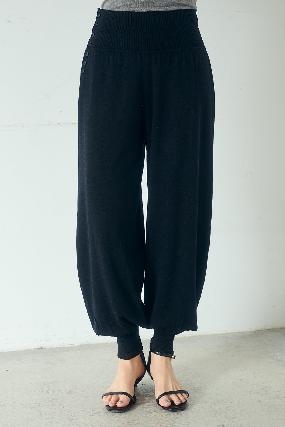 裾絞りリブニットパンツ