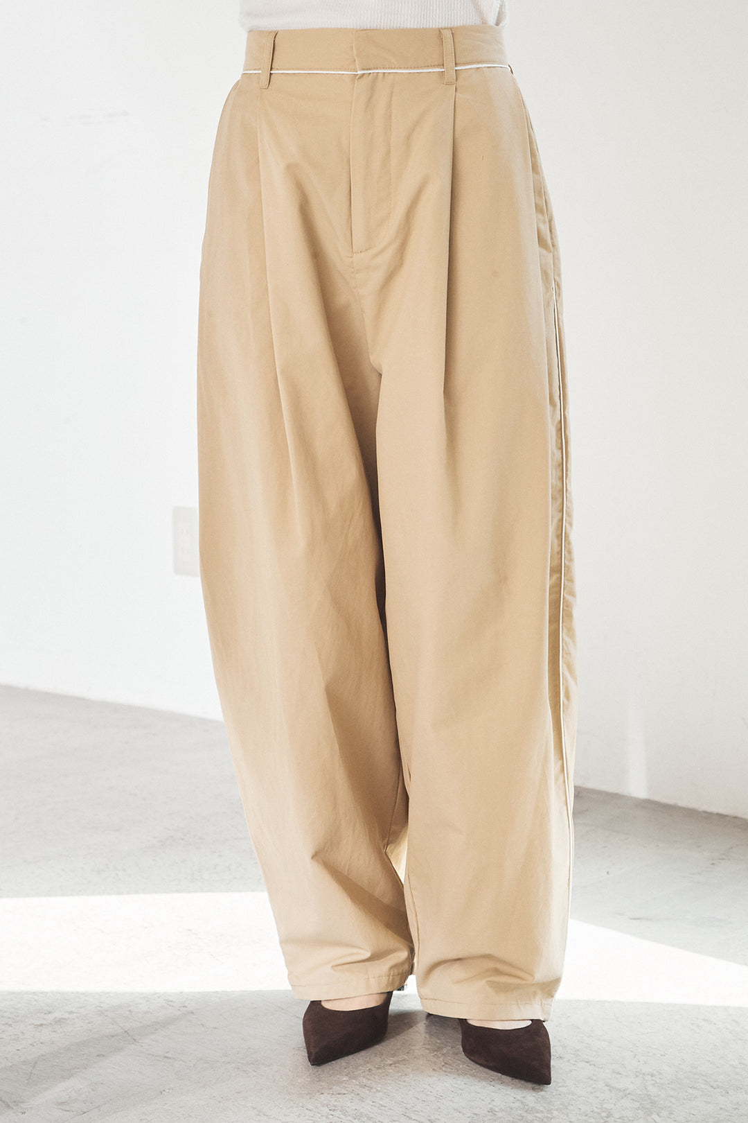 【即納】合繊ツイルパイピングタックカーブパンツ