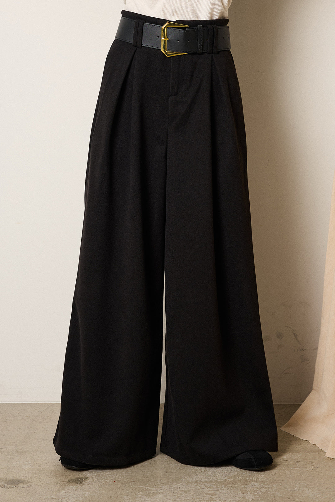 ゴールドバックル太ベルト付きワイドパンツ