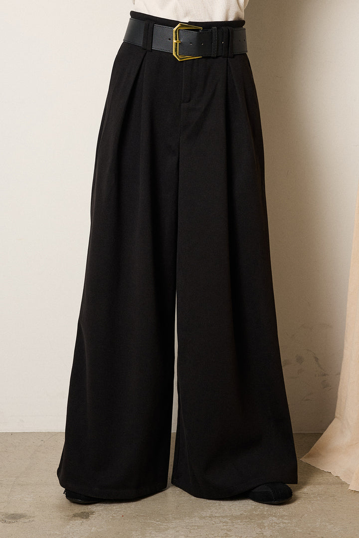 ゴールドバックル太ベルト付きワイドパンツ