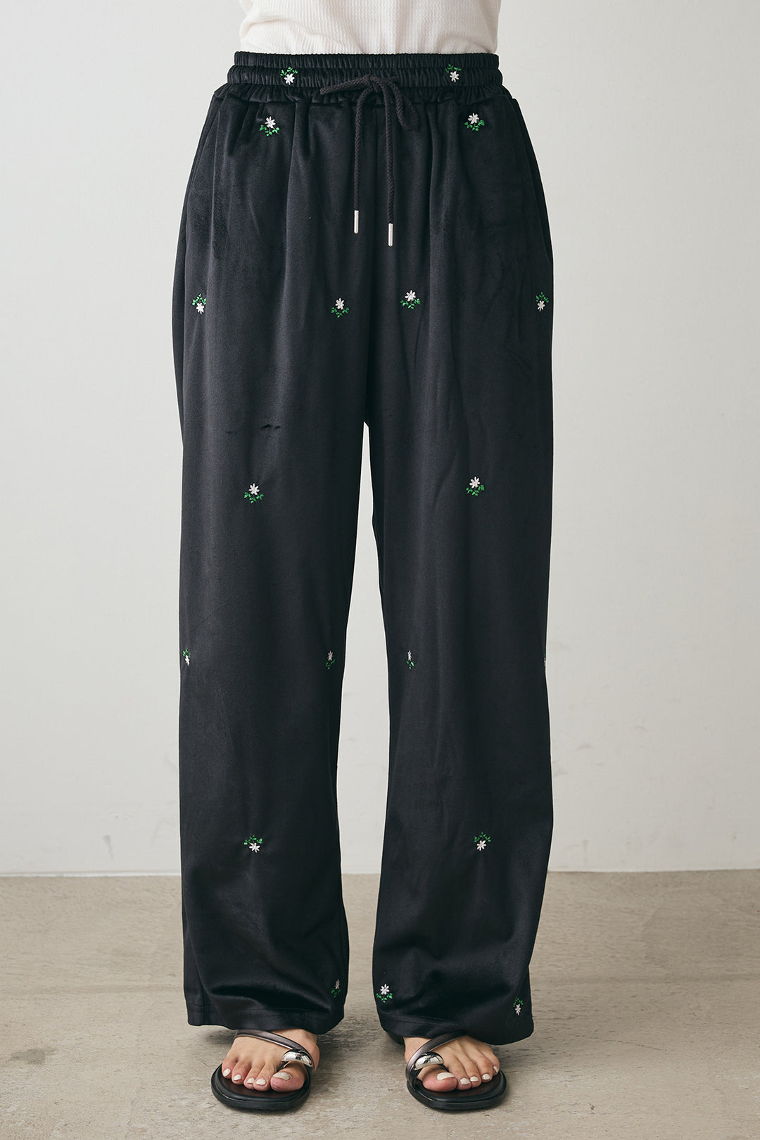小花刺繍リラックスベロアパンツ