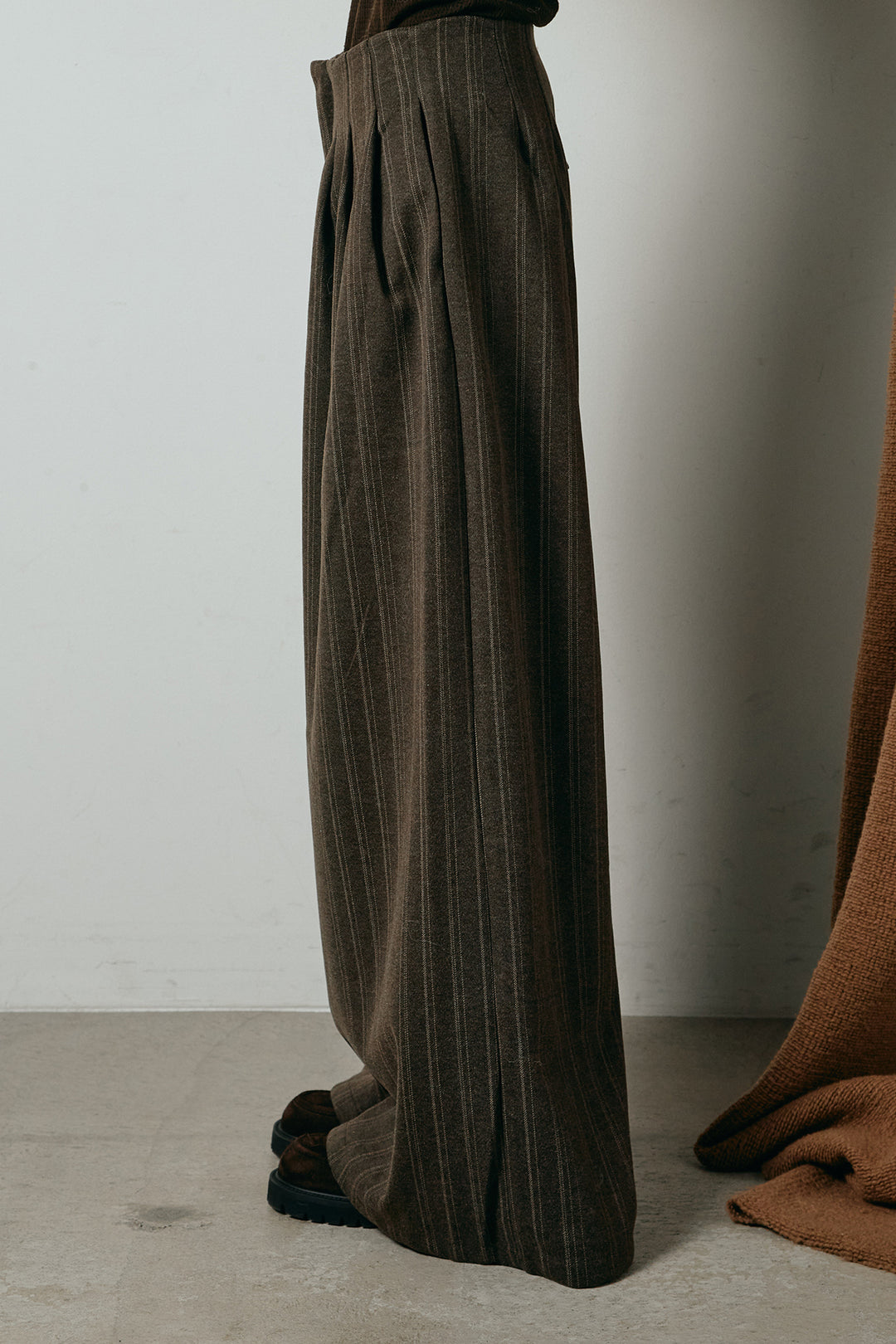 タック入りマルチストライプ柄ワイドパンツ