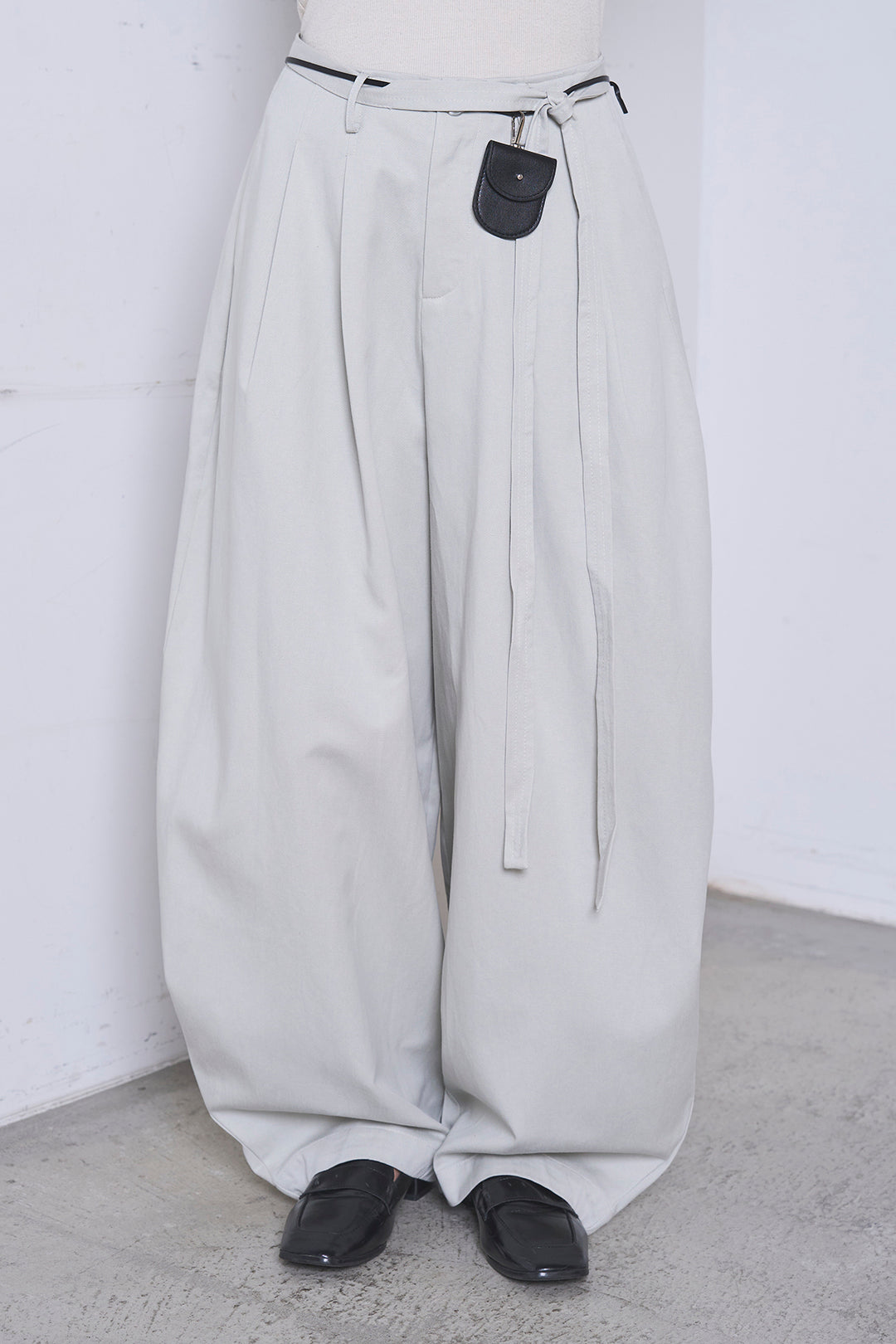 紐ベルト付きカーブワイドパンツ