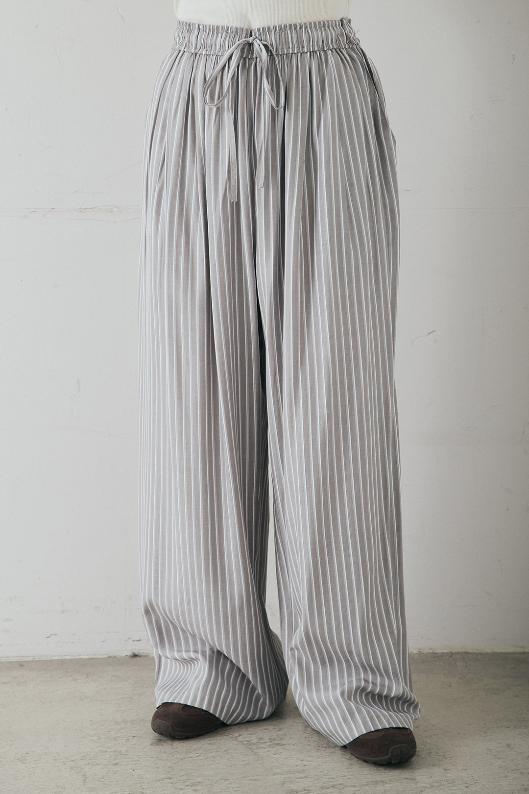 [SET]裾巻きツイストデザインシャツ+レーヨンストライプイージーワイドパンツ(2set)