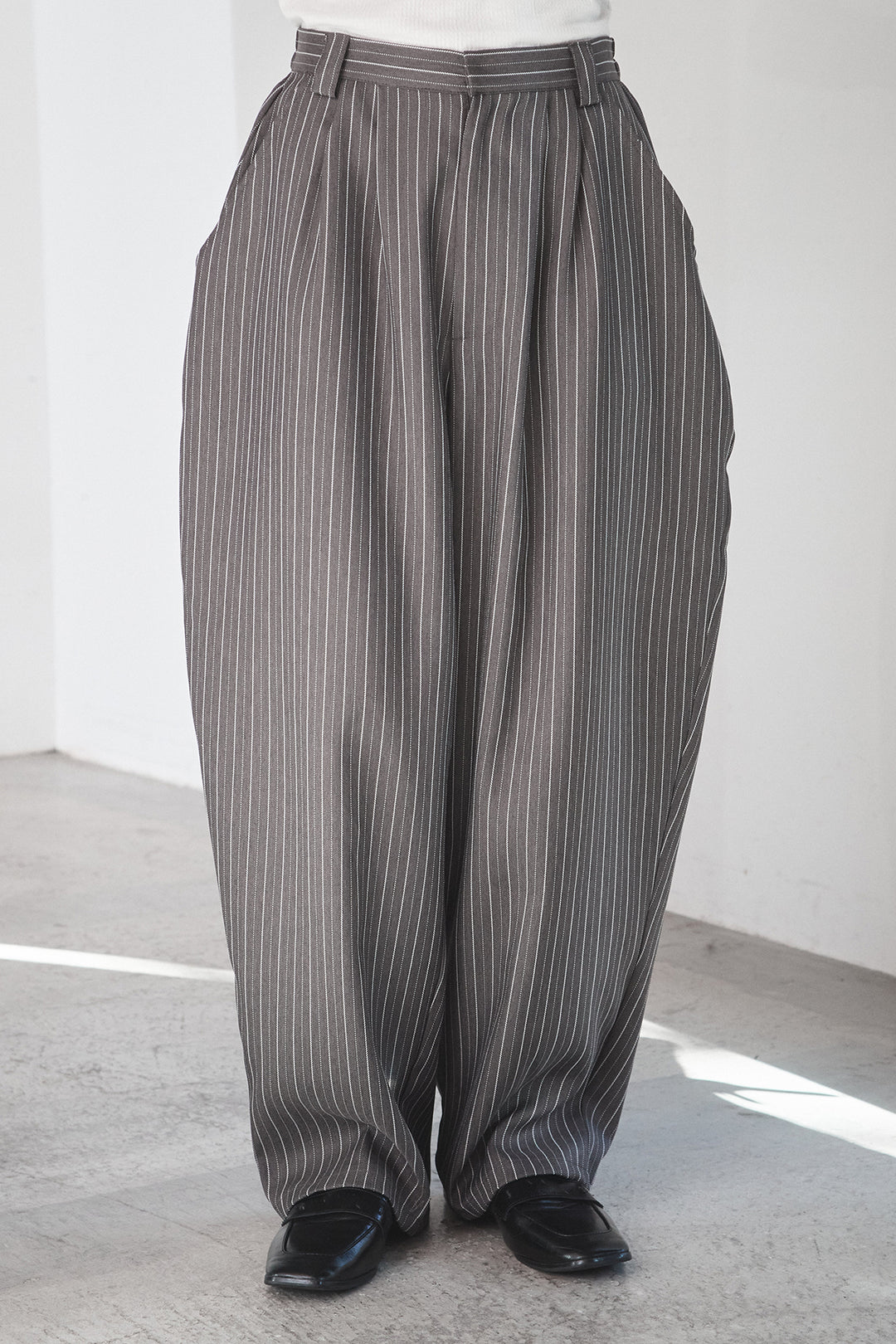 [SET]ビッグロゴHRU袖ボリュームトップス+リブシアークルーネック長袖トップス+ヘリンボーンストライプツータックパンツ(3set)