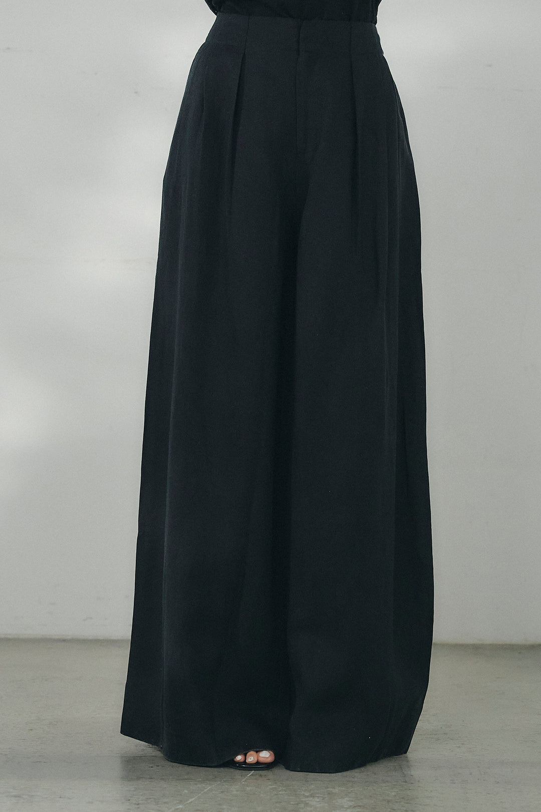 リネン混タックストレートワイドパンツ