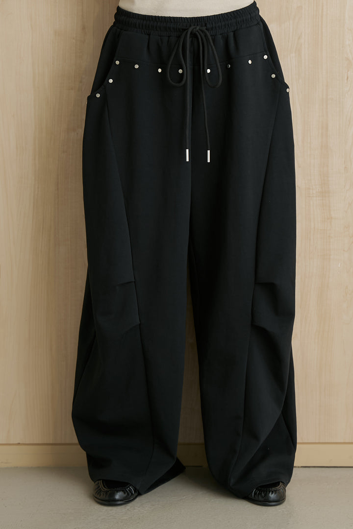 スタッズ付きニーサイドタックスウェットパンツ