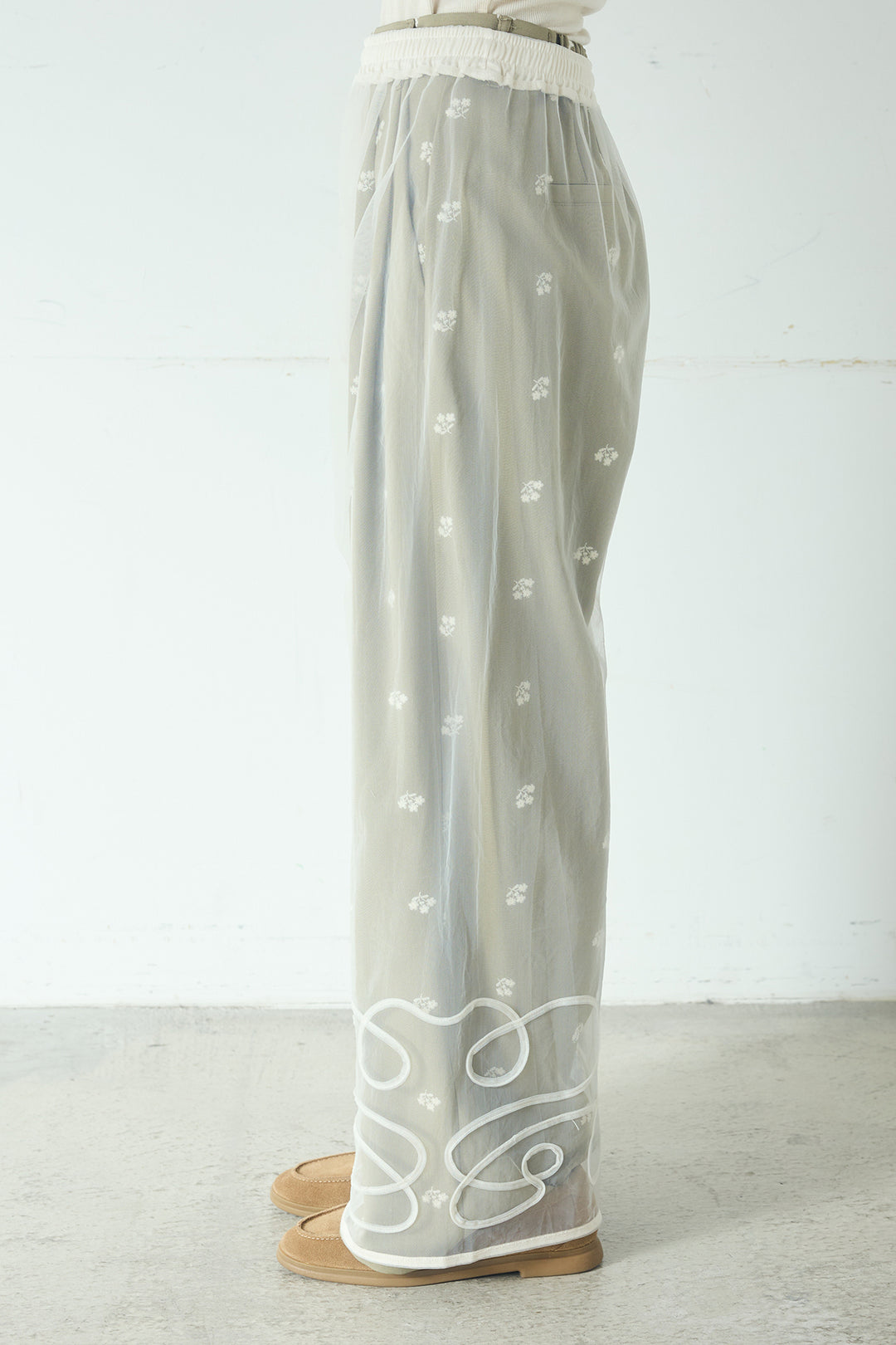 ニュアンスウェーブ刺繍シアーチュールパンツ