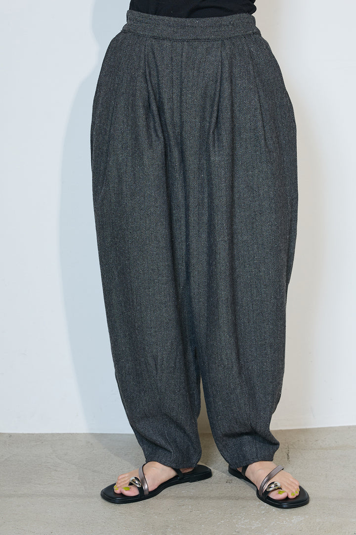 【155cmモデル着用】ヘリンボーンタックパンツ