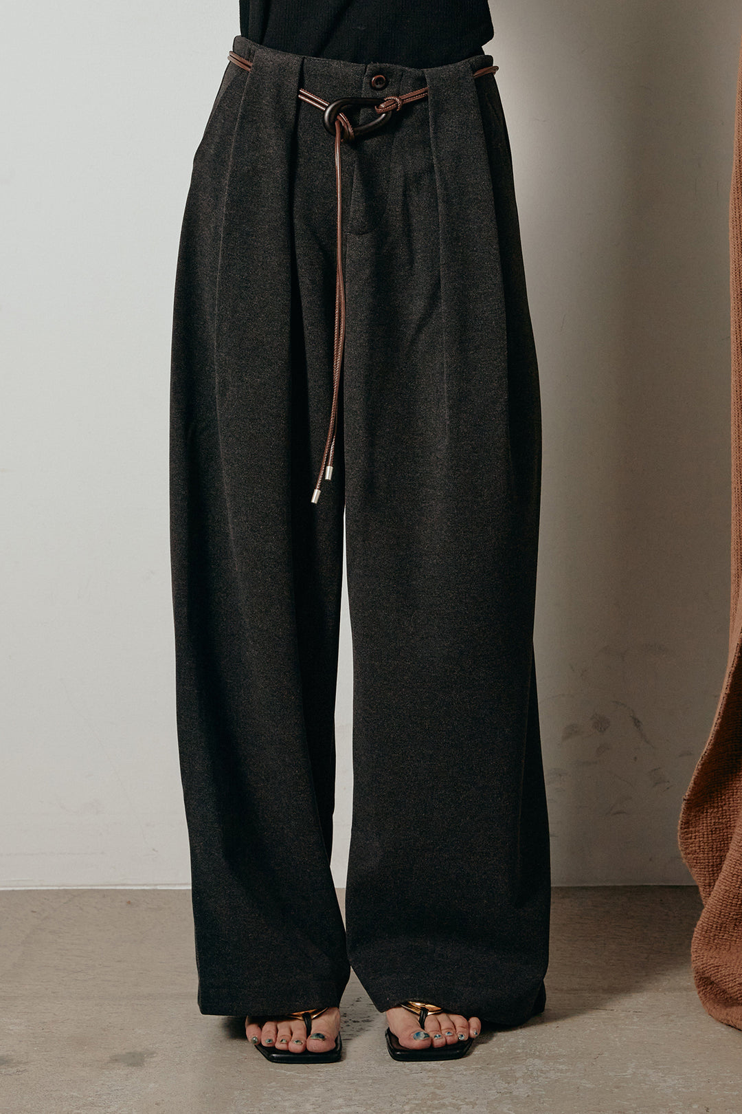 [SET]深Vネックチョウチョヤーンニットトップス+細フェイクレザーベルト付きワイドタックパンツ(2set)