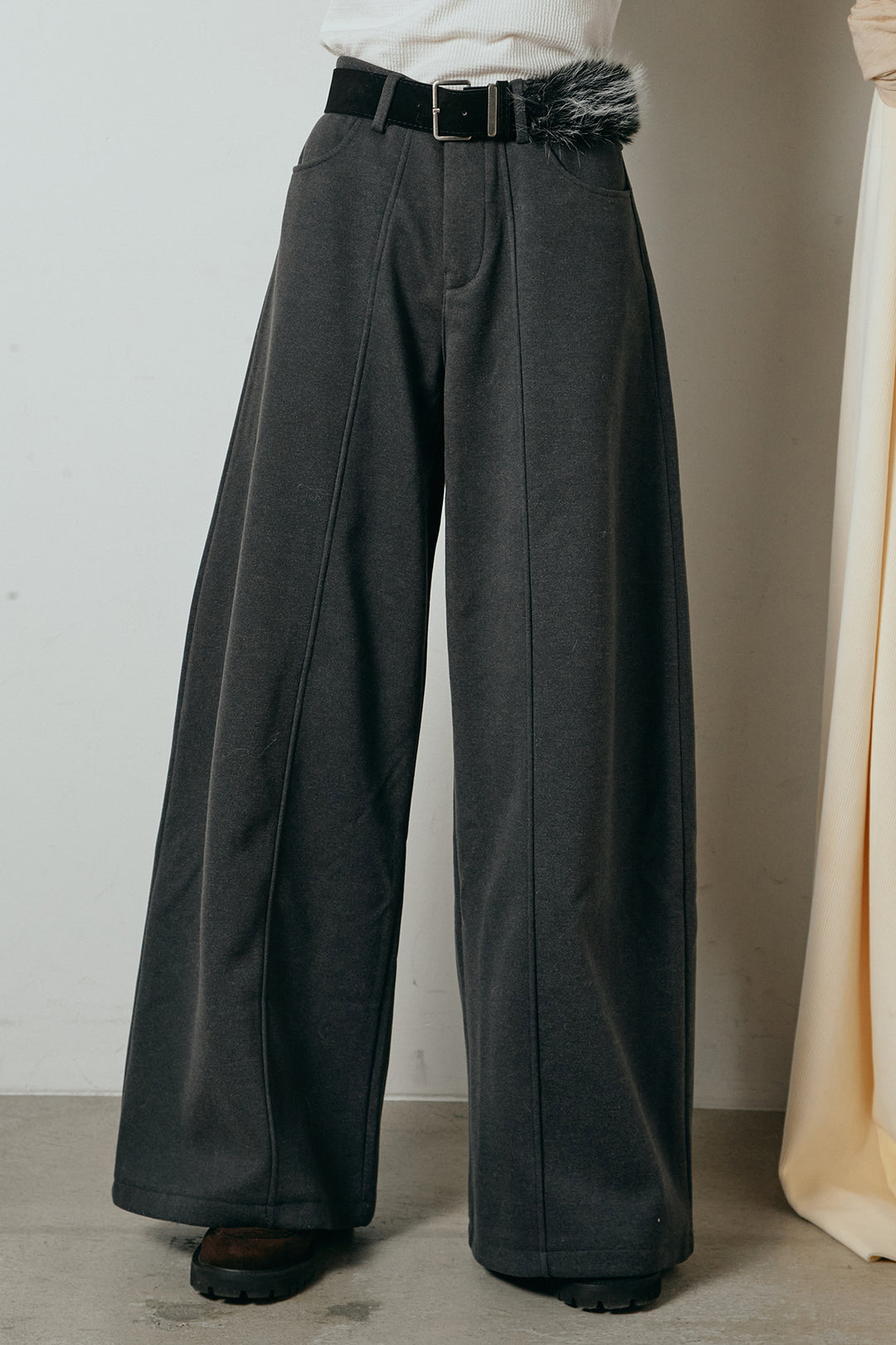 ファーベルト付きワイドパンツ