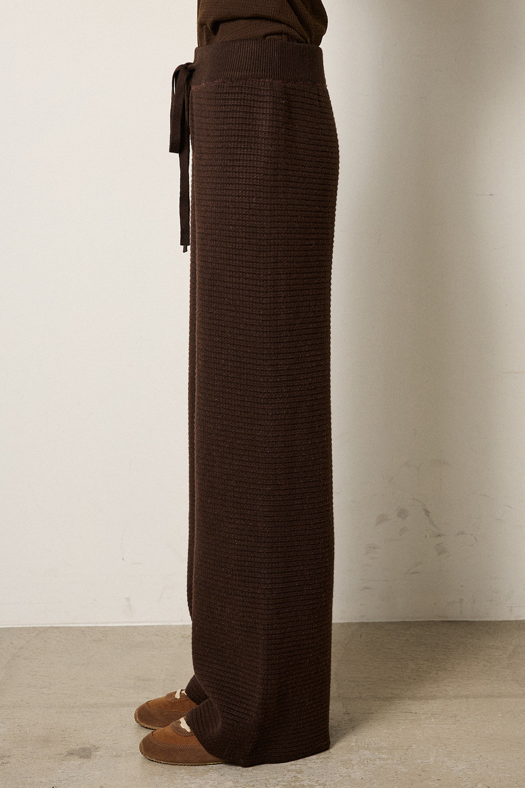 [SET]ロゴデザインルーズスウェット+レースサテンキャミソール+ワイドリブニットイージーパンツ(3set)