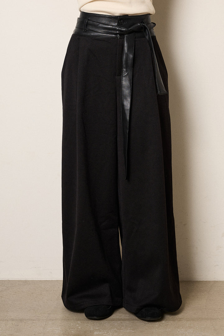 巻ベルトウエストレザーライクワイドパンツ