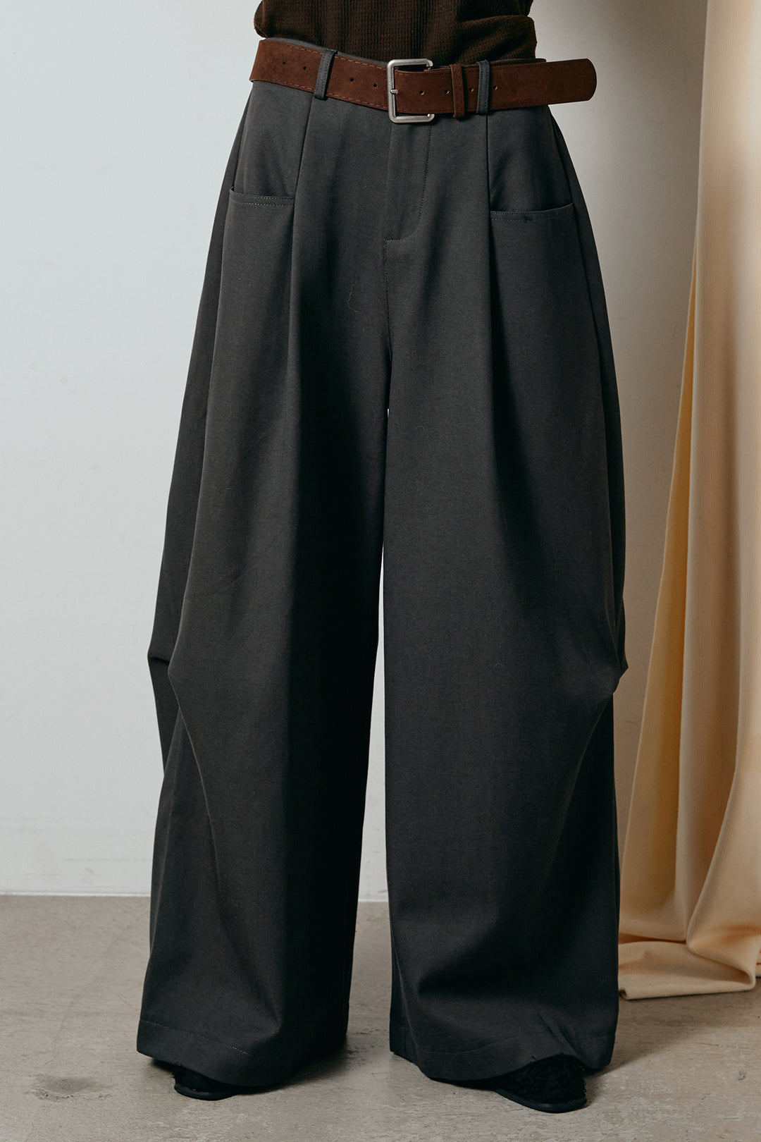 太ベルト付きタックデザインワイドパンツ