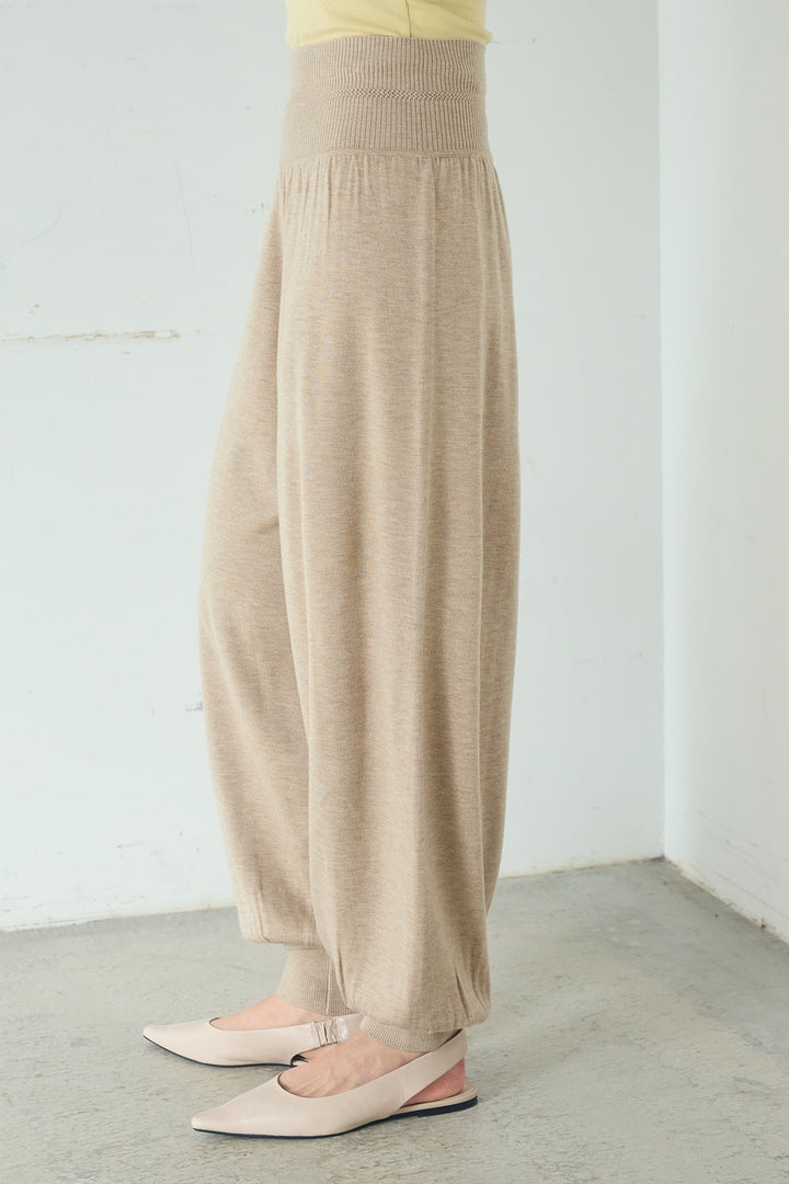 裾絞りリブニットパンツ