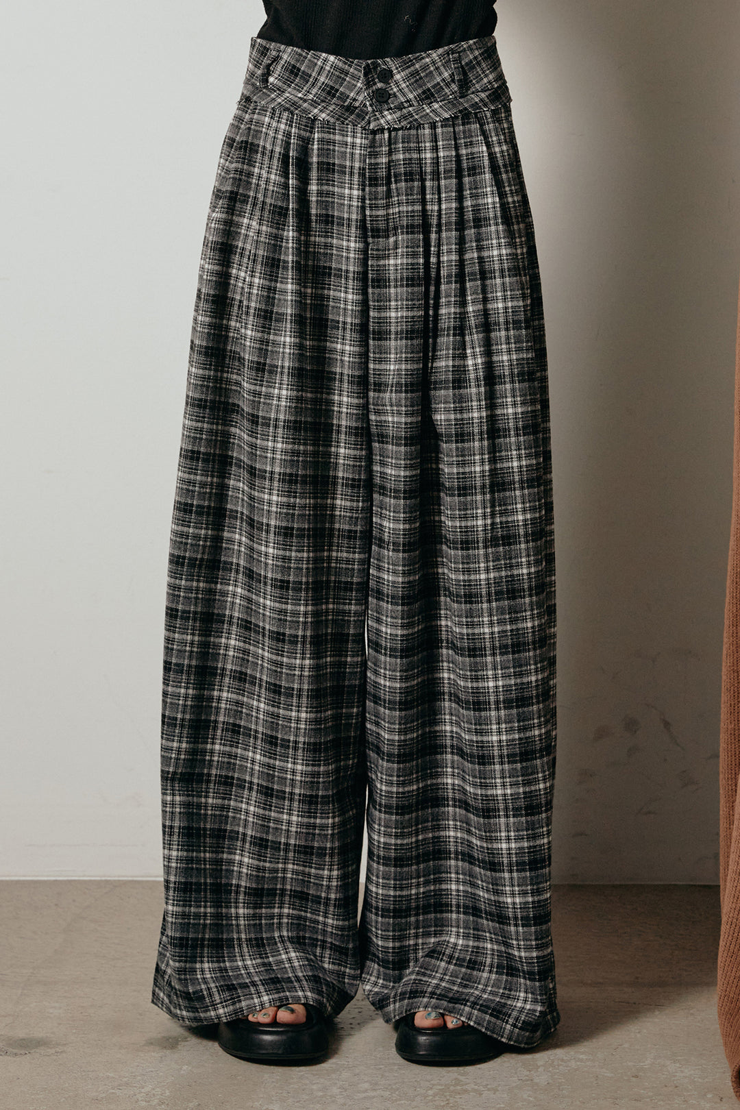 ウエスト切りっぱなしタックワイドパンツ