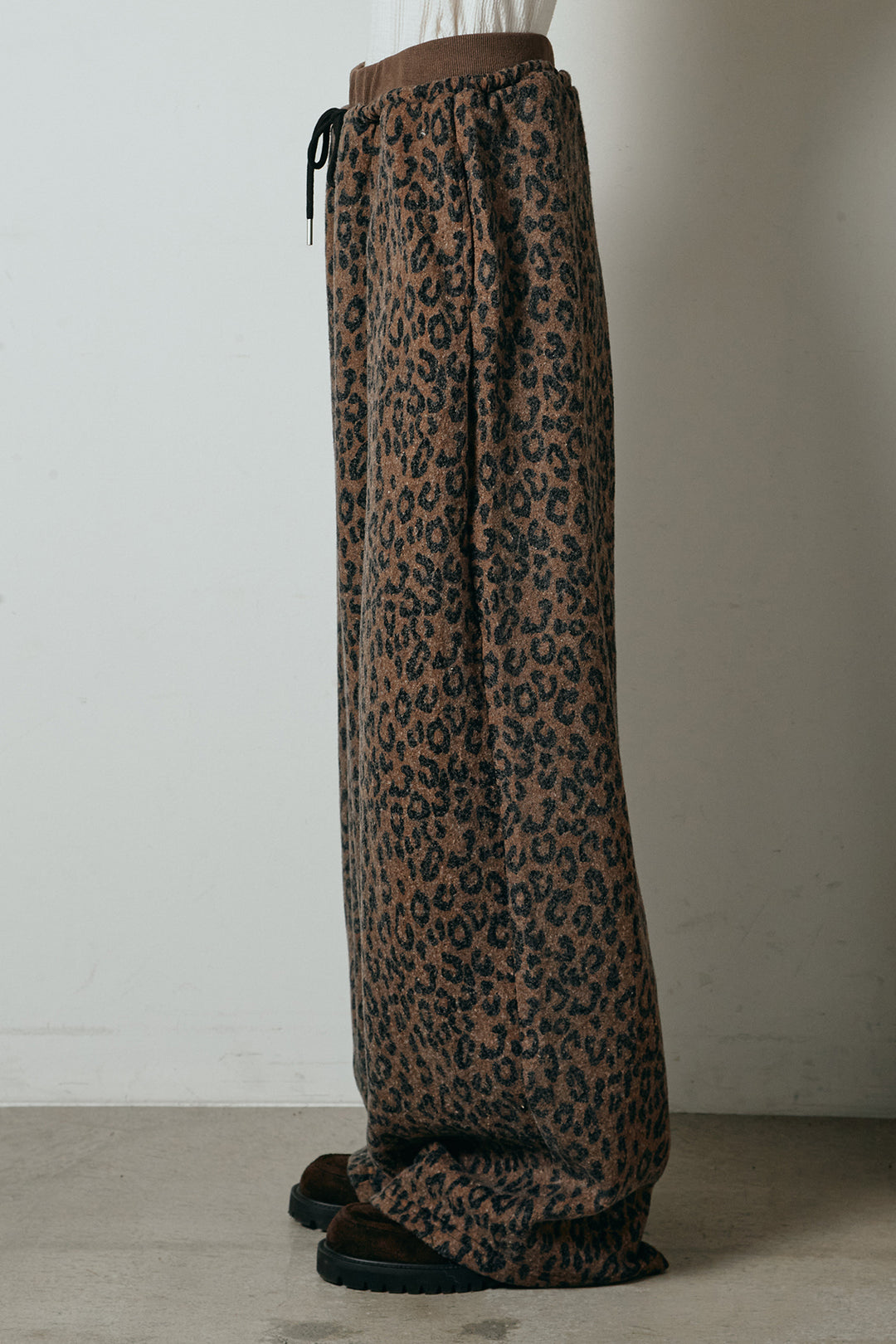 [SET]アシンメトリーデザインニットトップス+リラックスレオパード柄ワイドパンツ(2set)