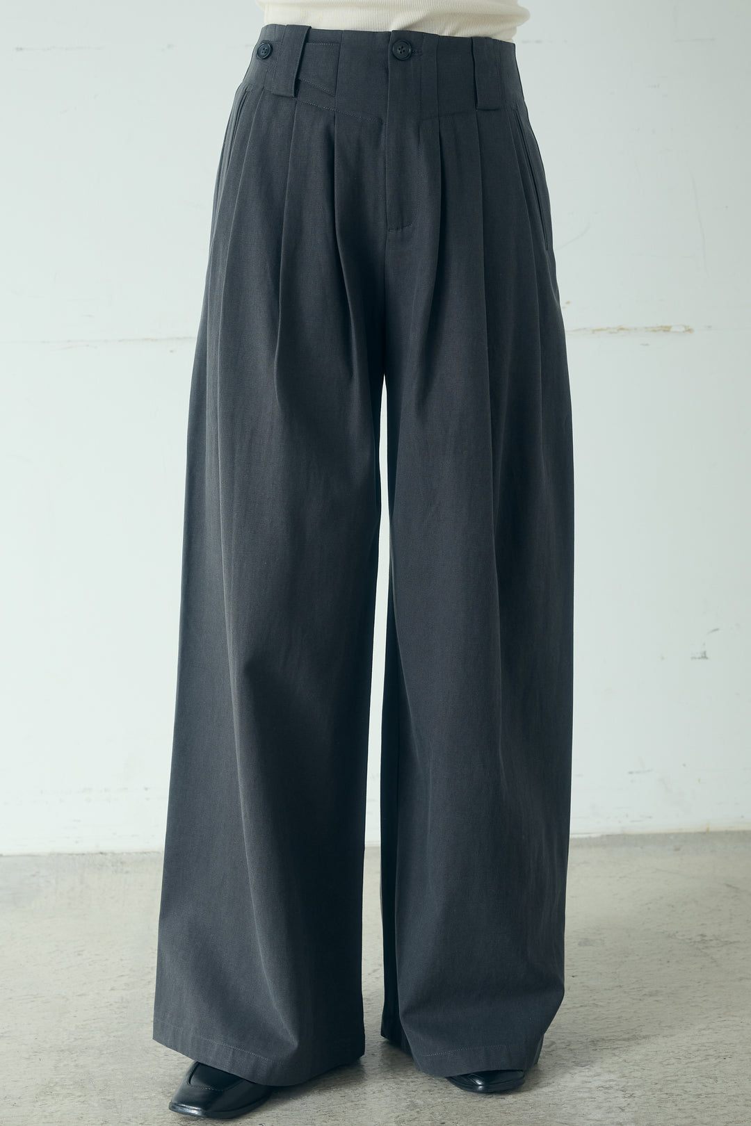 サイド調整ベルトタックパンツ