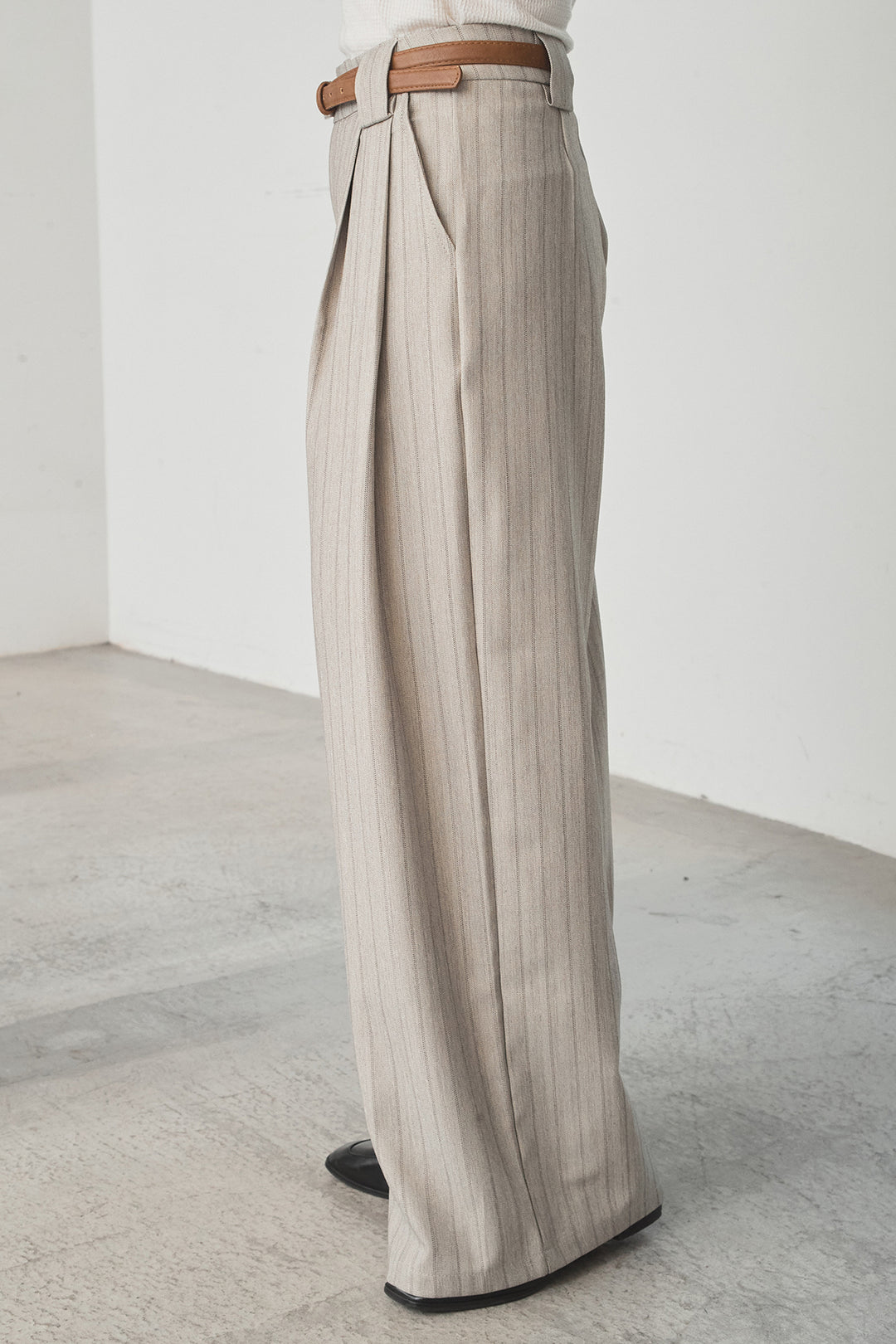 細ベルト付きピンストライプワイドパンツ