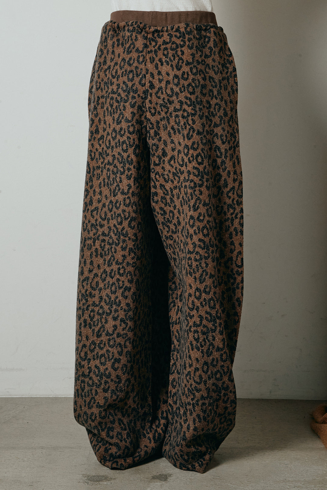 [SET]襟付きVネックニットトップス+リラックスレオパード柄ワイドパンツ(2set)