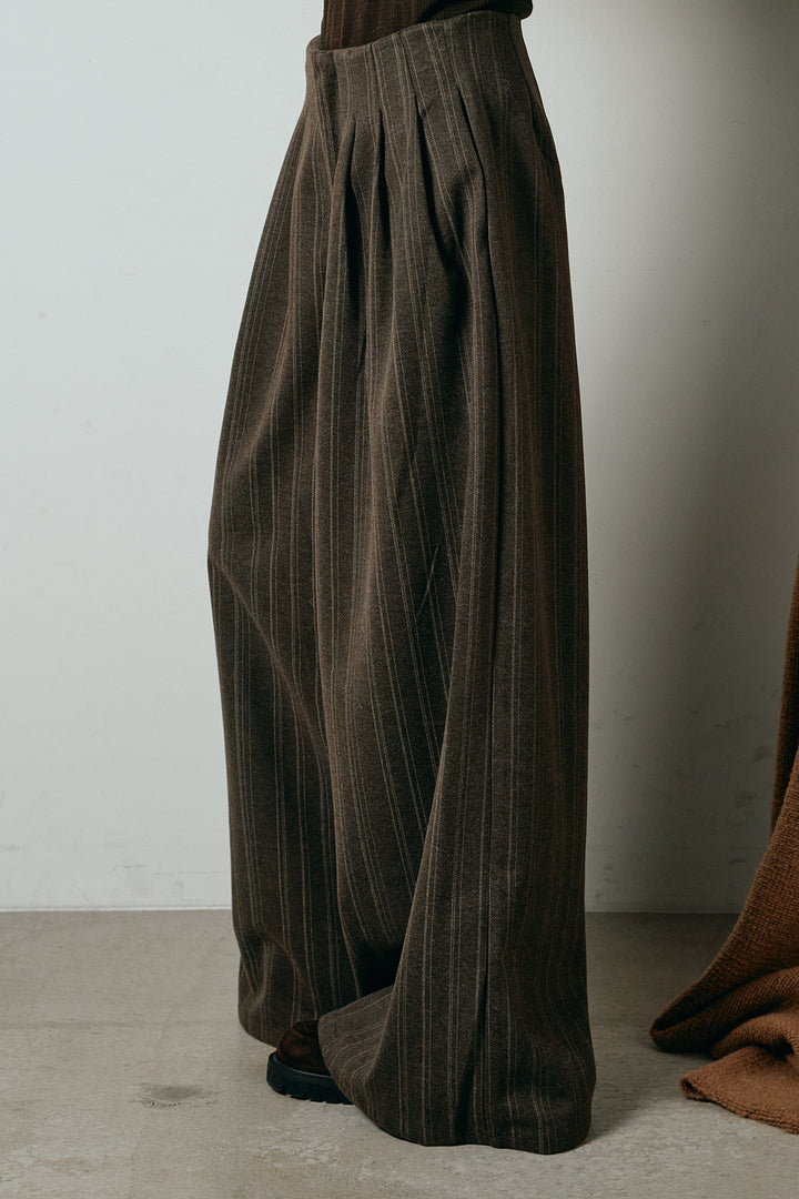 タック入りマルチストライプ柄ワイドパンツ