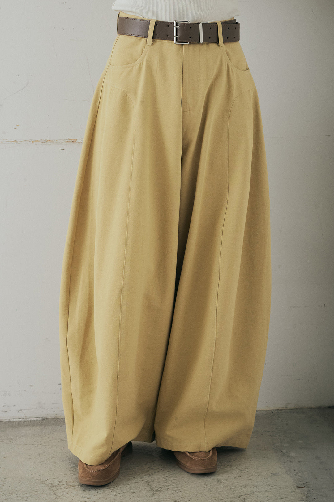 [SET]裾巻きツイストデザインシャツ+ベルト付きサイドタックワイドパンツ(2set)