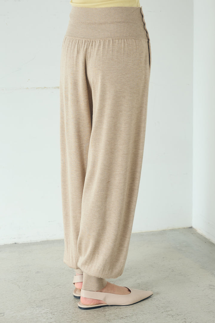 裾絞りリブニットパンツ