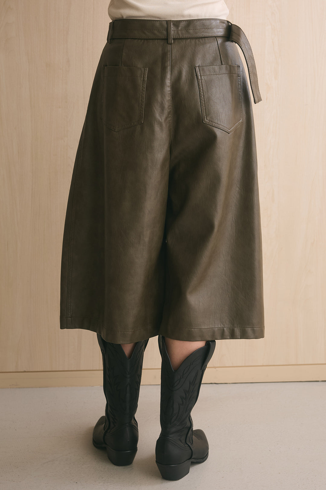 [SET]Vネックオンブレチェックシャツ+ベルト付きレザーライクタックハーフパンツ(2set)