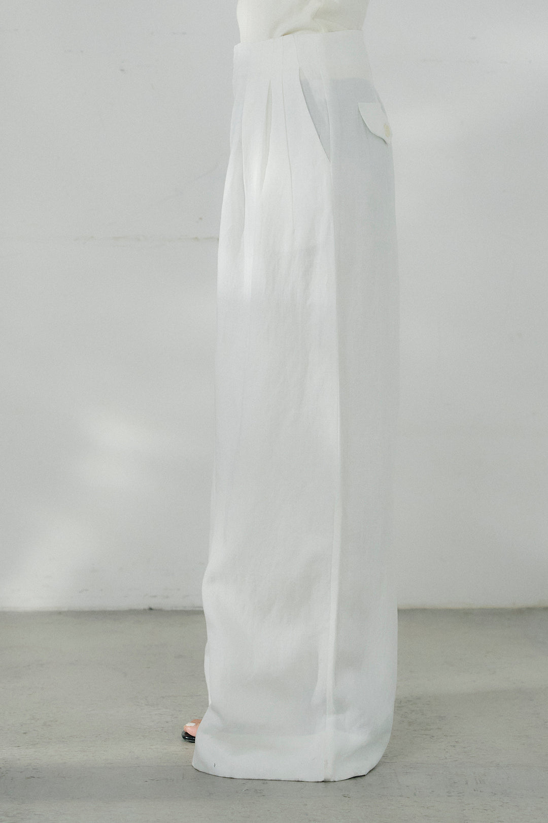 リネン混タックストレートワイドパンツ