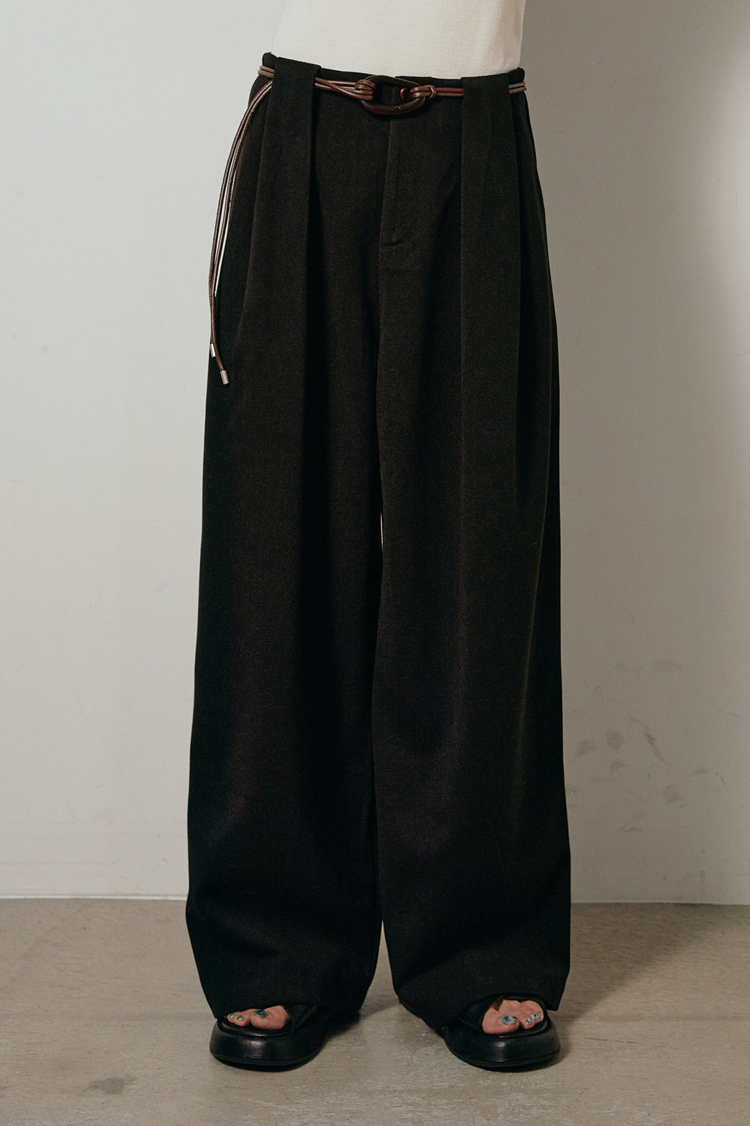 [SET]深Vネックチョウチョヤーンニットトップス+細フェイクレザーベルト付きワイドタックパンツ(2set)