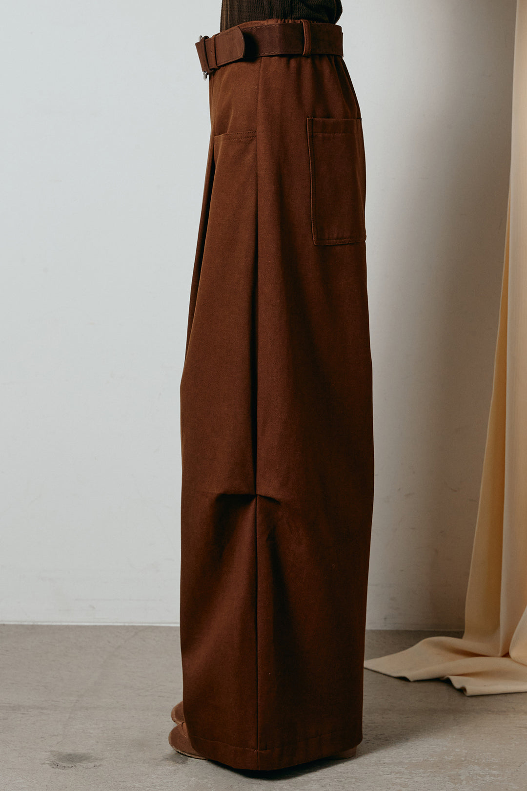 太ベルト付きタックデザインワイドパンツ