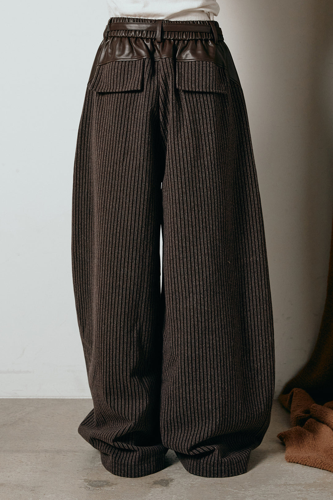 [SET]フリンジタートルショートニット+レザーライク配色ストライプパンツ(2set)