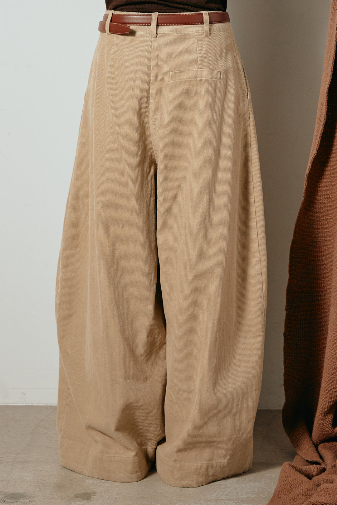 タック入りコーデュロイワイドパンツ
