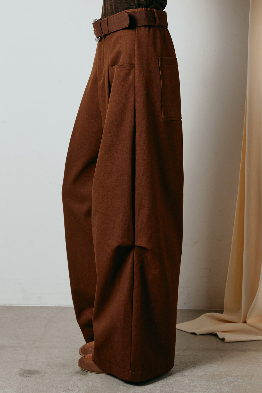 太ベルト付きタックデザインワイドパンツ