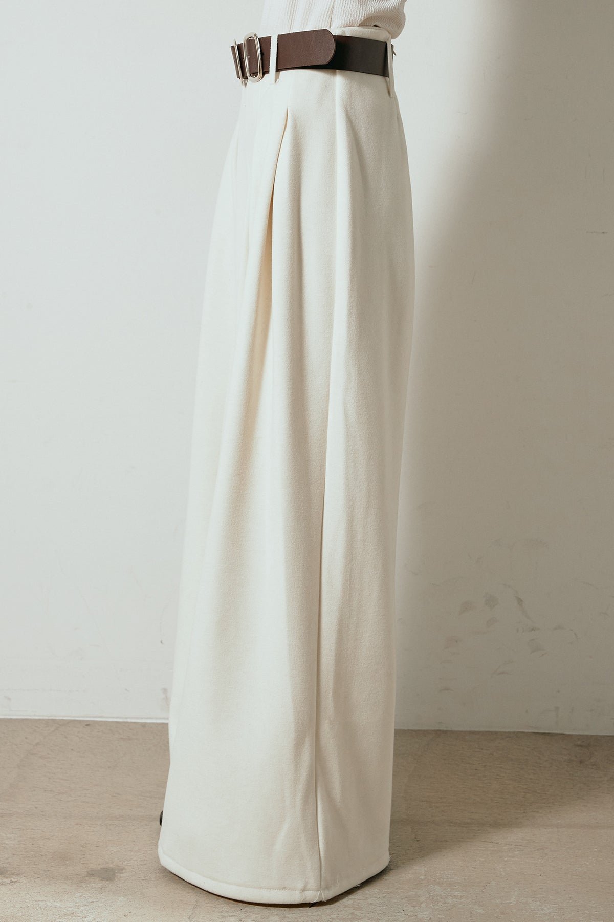 即納】フェイクレザー太ベルト付きタックワイドパンツ – ESICA